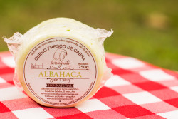 queso fresco de cabra y albahaca