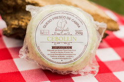 queso fresco de cabra y cebollín